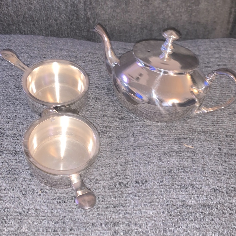 Raj tea kettle with creamer and sugar